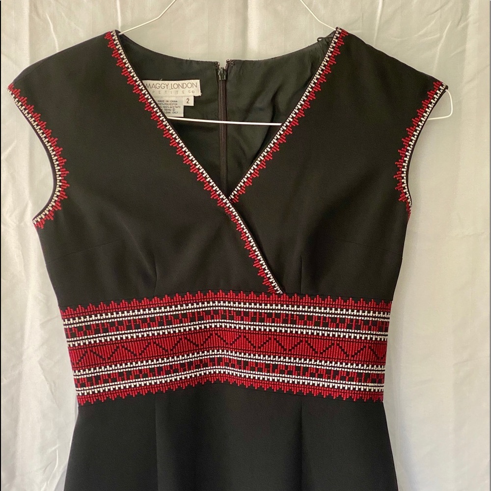 Maggy London size 2 beautiful knee length dress